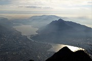 84 Sotto di noi a dx Il San Martino col Crocione e poi laghi e monti...